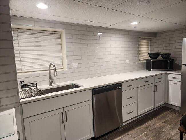 kitchen - 5848 N Merrimac Ave