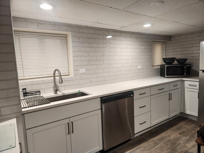 kitchen - 5848 N Merrimac Ave