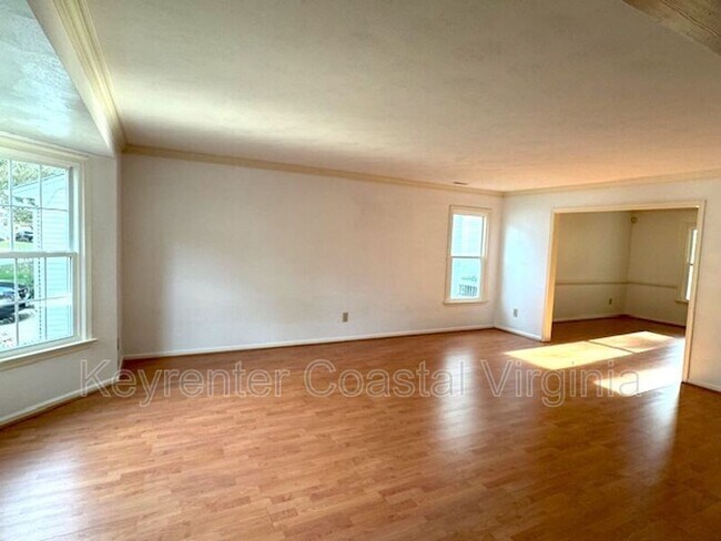 Building Photo - 913 Edgewater Dr