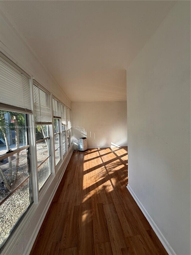 Building Photo - 125 SW 1st Ave