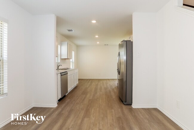 Foto del edificio - 838 Deerhurst Ln