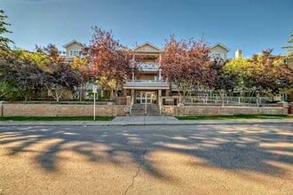 Building Photo - 790 Kingsmere Crescent SW