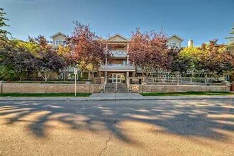 Building Photo - 790 Kingsmere Crescent SW