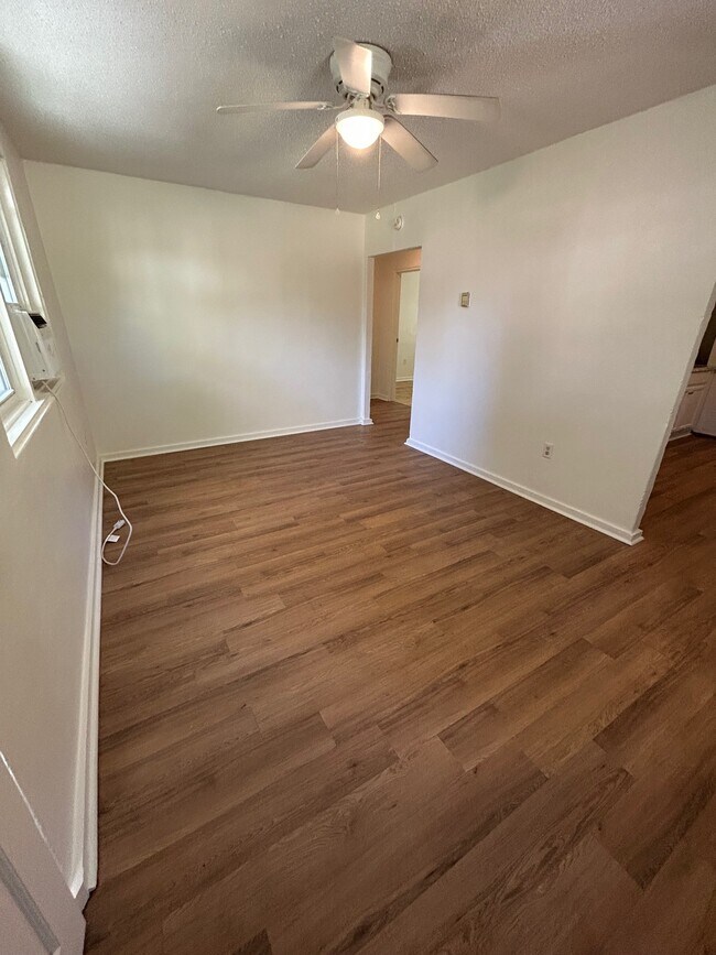 01_Sala de estar - 3415 Piedmont Ave