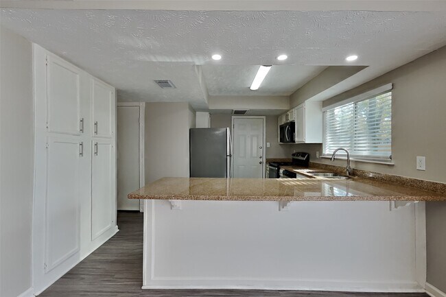 Building Photo - 3206 Birch Creek Dr