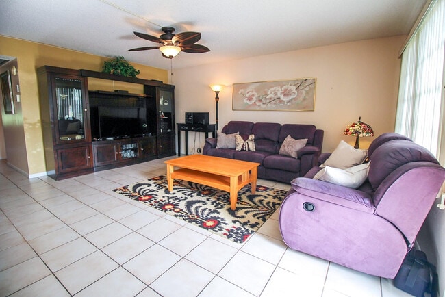 Building Photo - 1027 Lyndhurst I