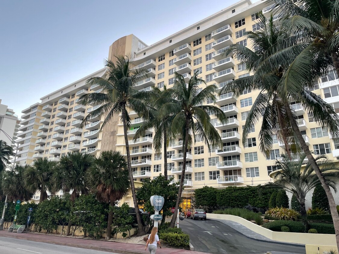 Foto principal - 5600 Collins Ave