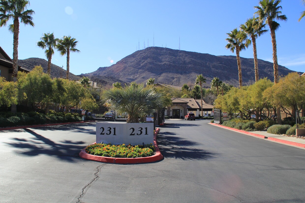 Entrance/Gate - 231 W Horizon Ridge Pkwy
