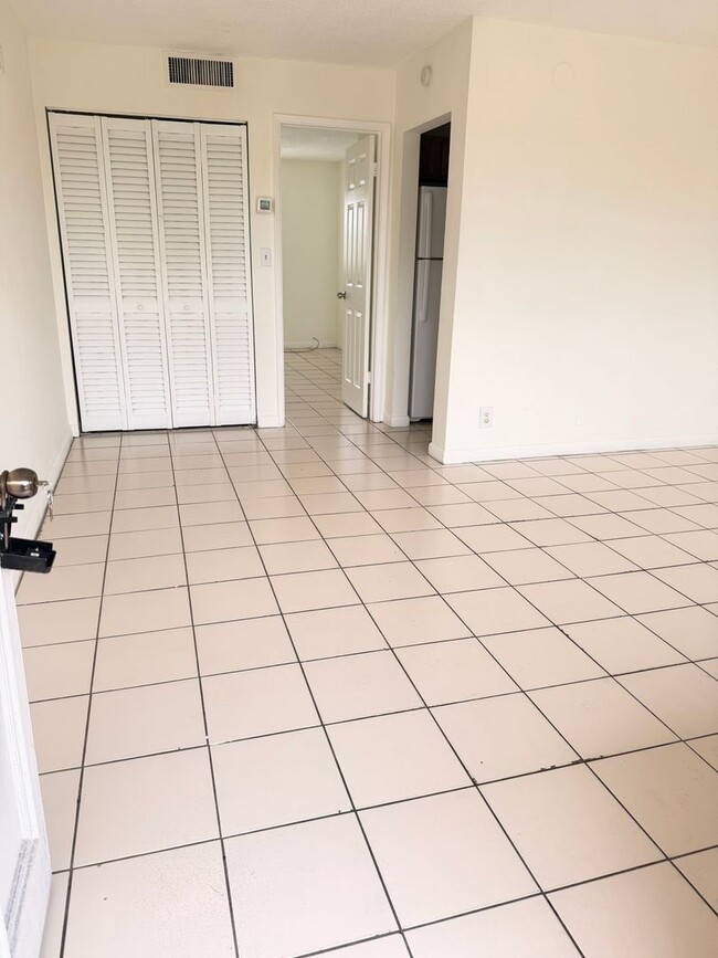Building Photo - One-bedroom for rent in Pompano Beach