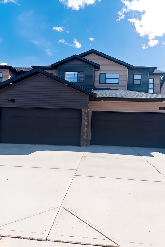 Photo principale - 7729-174A 174A Ave NW