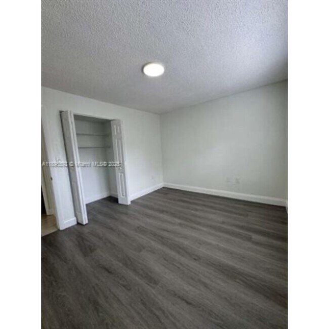 Foto del edificio - 4235 N University Dr