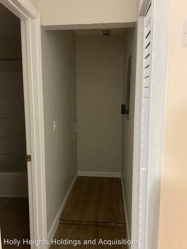 Building Photo - 2 br, 1 bath Apartment - 718 SW 67th Ter