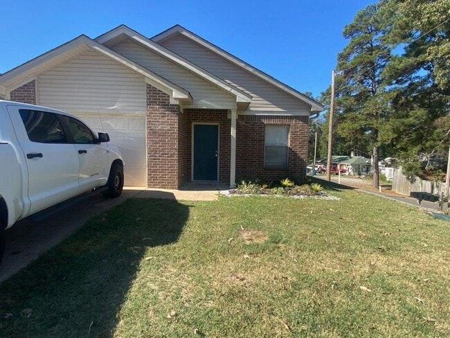 Building Photo - 3211 Fawn Dr