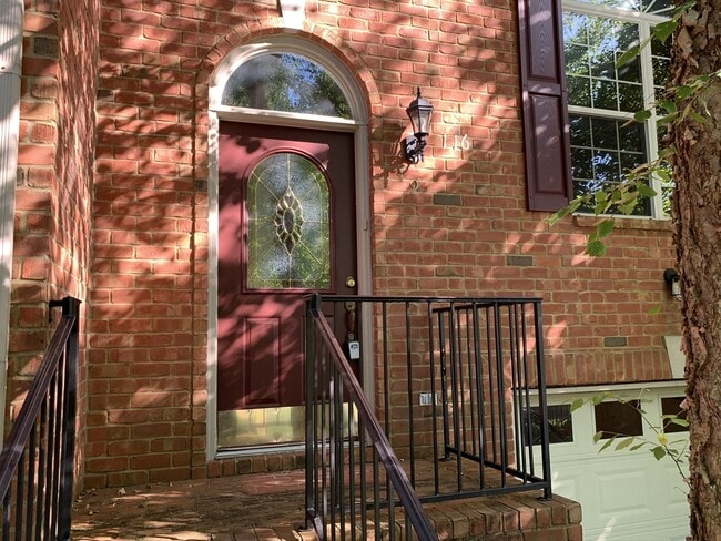 Building Photo - 116 Carriage Ct