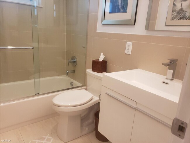 Building Photo - 2 br, 2 bath Townhome - 1426 NE 56th Ct