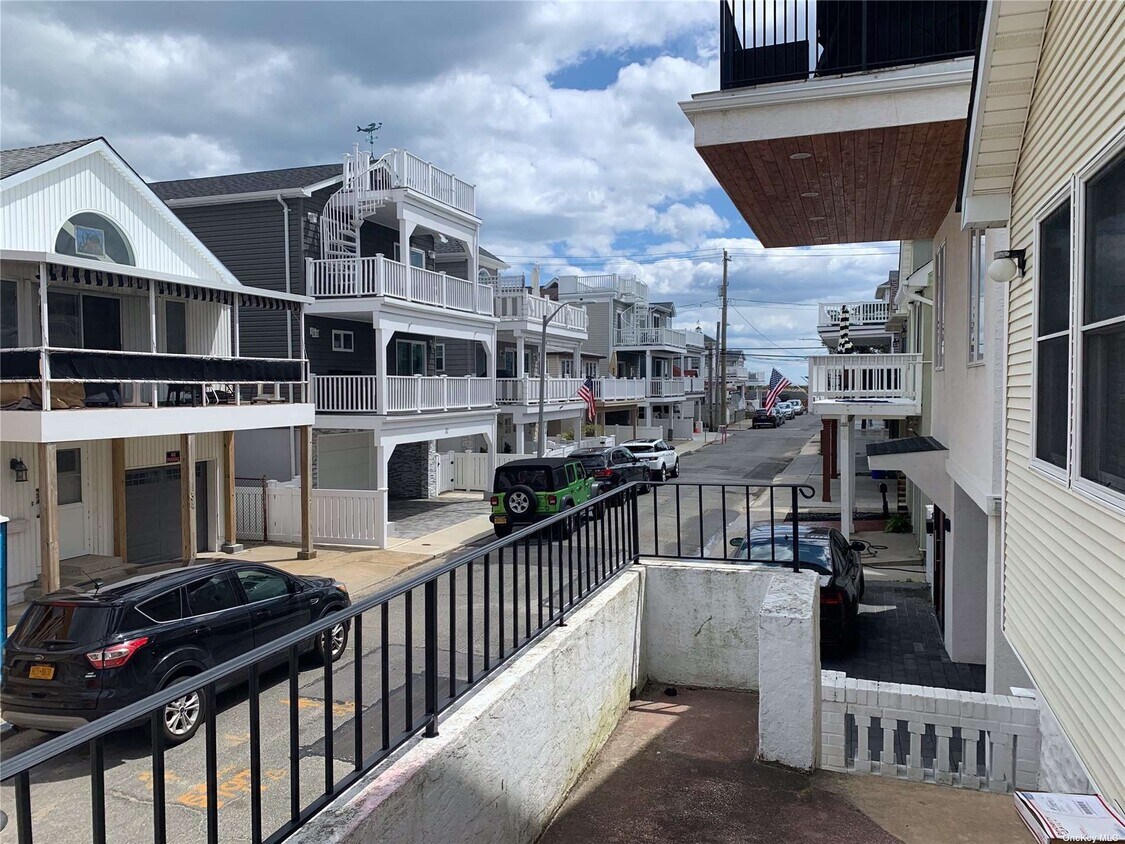 35 New Hampshire St Unit Main, Long Beach, NY 11561 Room for Rent in