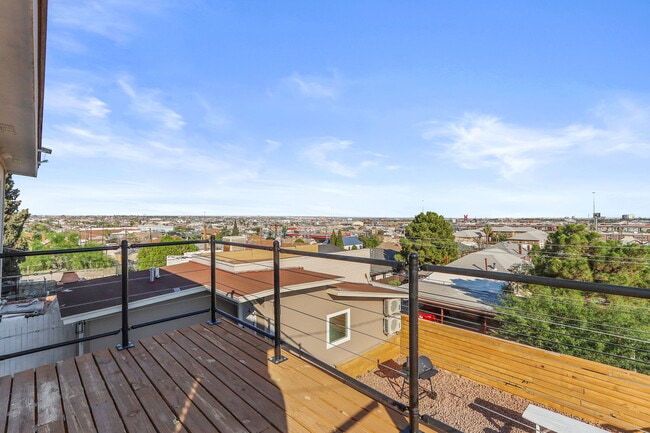 Building Photo - 1806 Arizona Ave