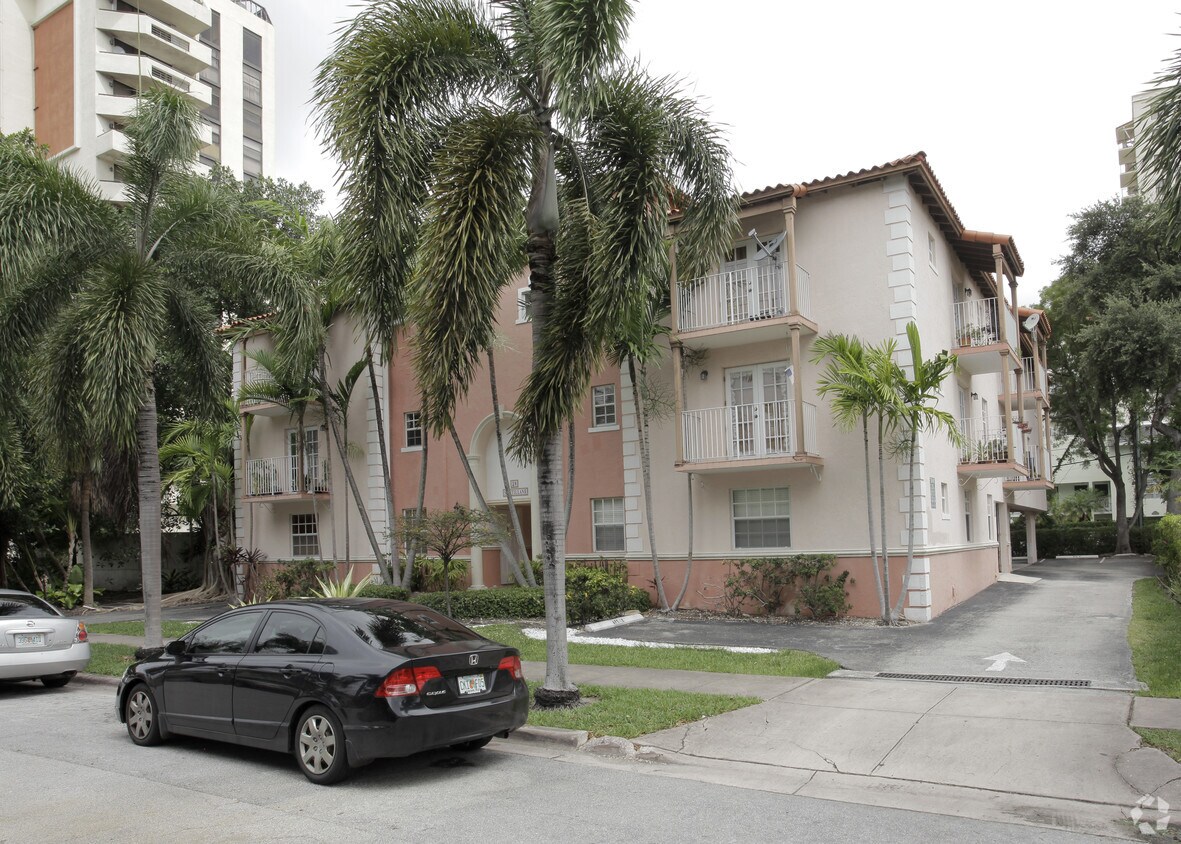 Foto del edificio - 29 Santillane Ave