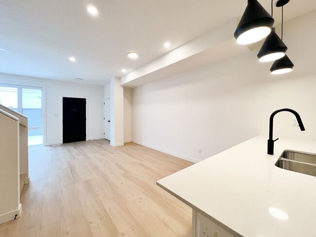 Building Photo - 9326-9153 153 St NW