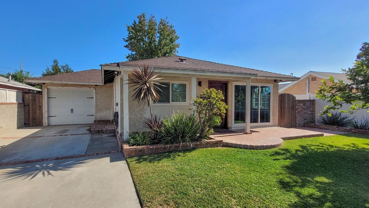 Foto principal - 3 Bed 2 Bath House With Spacious Family Ro...