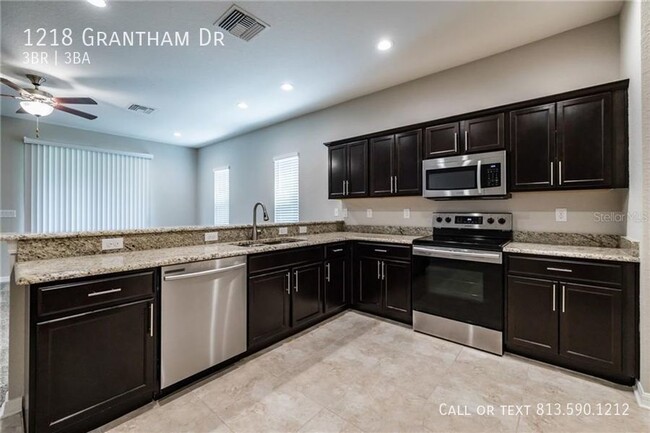 Building Photo - Beautifully Sarasota Townhome - Furnished ...