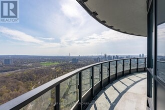 Building Photo - 585 Bloor St E