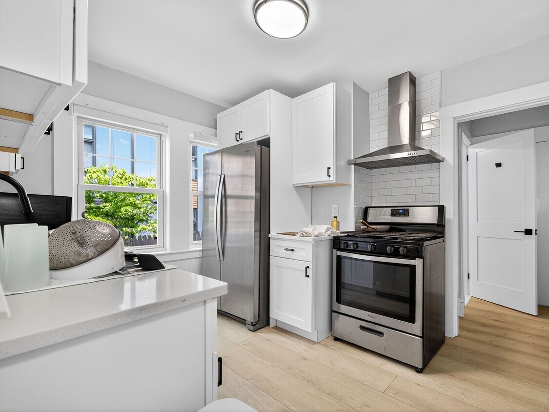 Primary Photo - 6/1 No Fee! Renovated 3BR/2BA near Tufts, ...