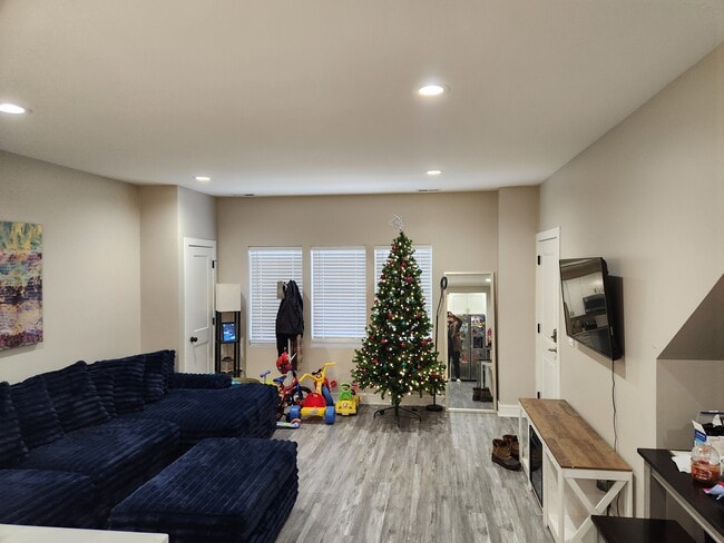 Building Photo - 4051 S Prairie Ave