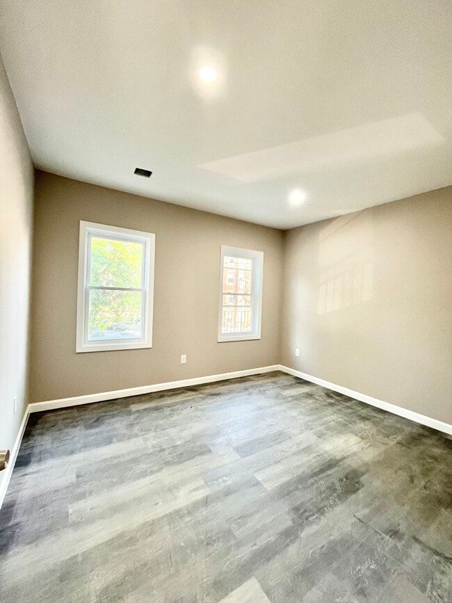 Building Photo - 16 Long Ave