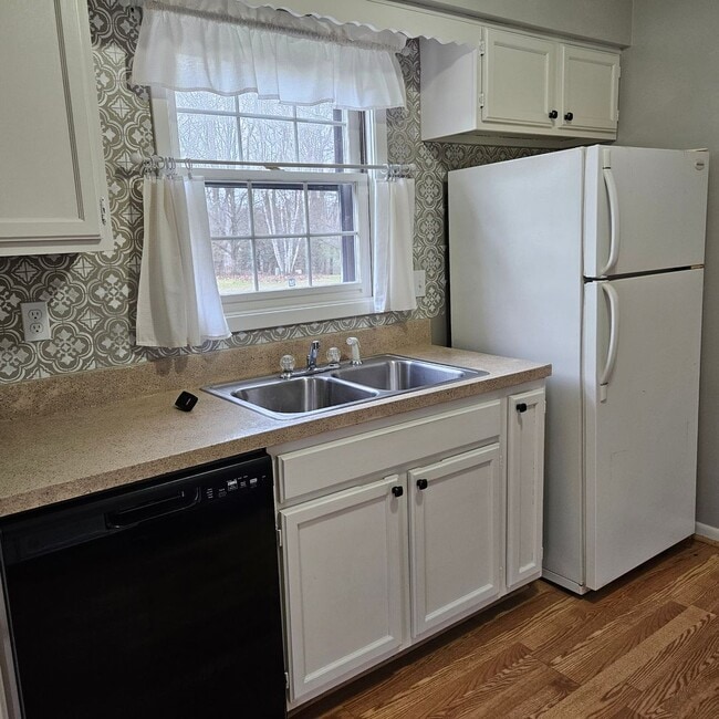 Building Photo - 2 Bedroom Townhouse