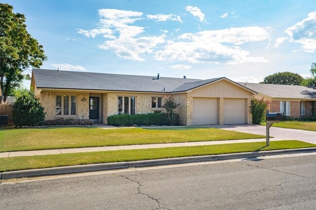 Building Photo - Spacious 3/2/2 Near McCullough Park