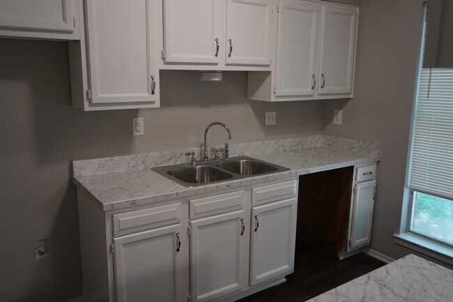 Foto del edificio - 6405 Collinwood Rd