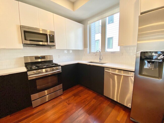 Building Photo - Luxurious 2 Bedroom Apartment in the Heart...