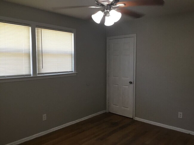 Building Photo - 4232 Shorecrest Dr
