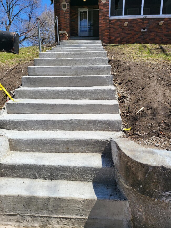 Building Photo - 1033 N Rockton Ave