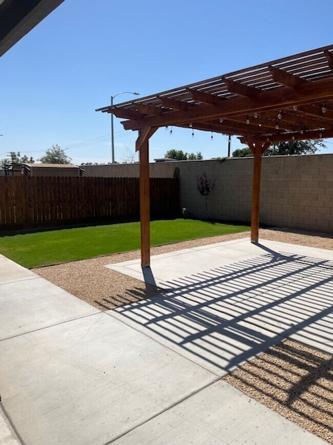 Building Photo - **Stunning Nearly New 4-Bedroom Home with ...