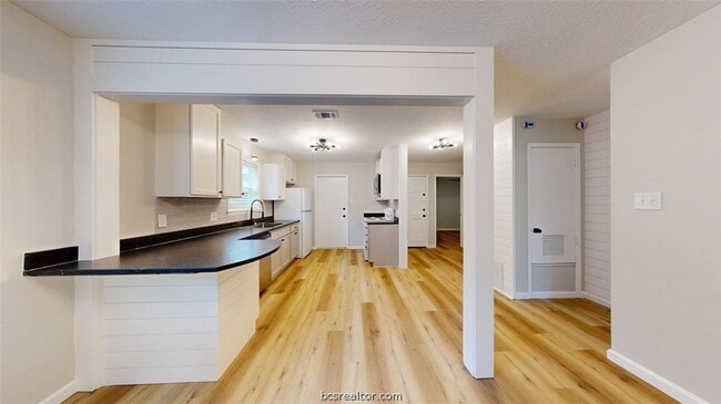 Building Photo - 1112 Airline Dr