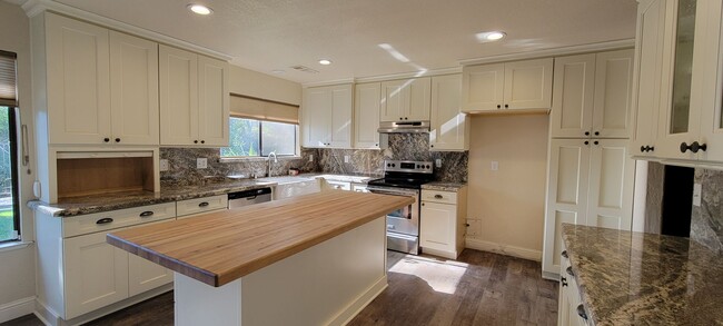 Building Photo - South Redding Home With Peaceful, Park-Lik...