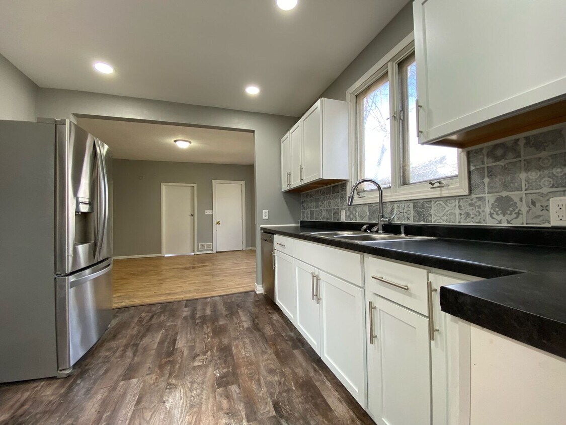 Primary Photo - Amazing 4 Bedroom 1 Bath Home!!