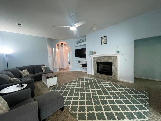 Building Photo - 1902 Mistral Ln E