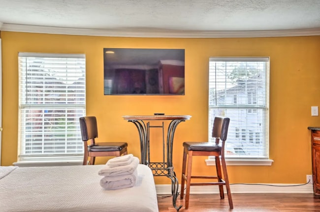 Photo - 2406 Arbor St Apartment