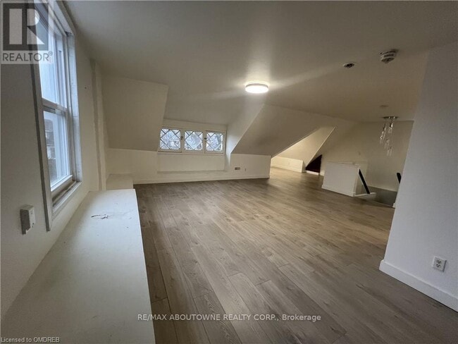 Building Photo - 49 Fairleigh Ave S