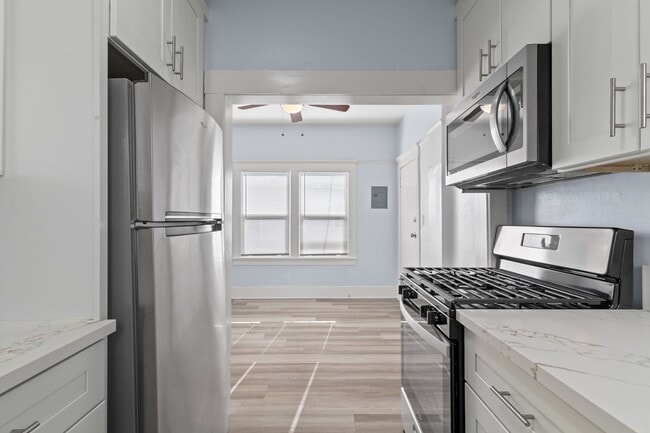 Building Photo - 1049 E 5th St