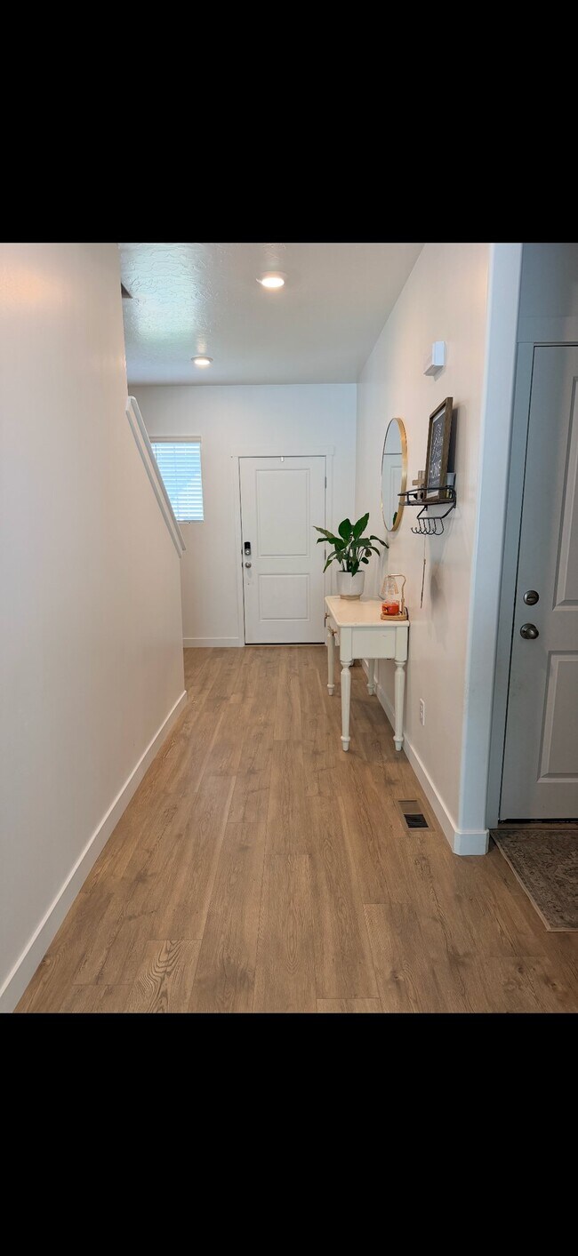 Building Photo - 1716 E 850 N