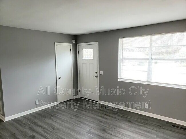 Foto del edificio - "Charming 3-Bedroom Retreat in Nashville – Cozy Living with 1,061 Sq Ft of Comfort!"