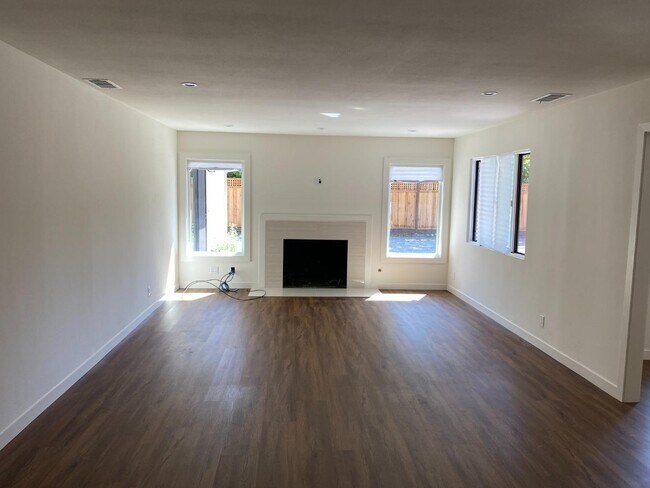 Building Photo - 35 Hesketh Dr