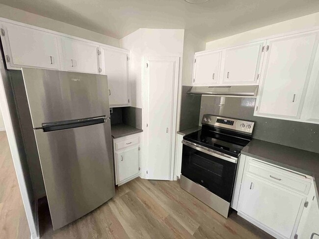 Foto del edificio - COMPLETELY UPDATED ONE BEDROOM APARTMENT IN TARZANA!