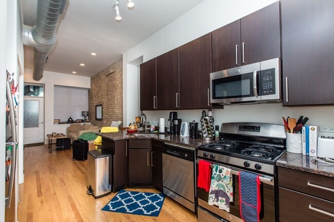 Building Photo - Video Tour- Sunny 2 Bed w/Laundry. Near 606 and EL. Free Internet. Amazing Deal.