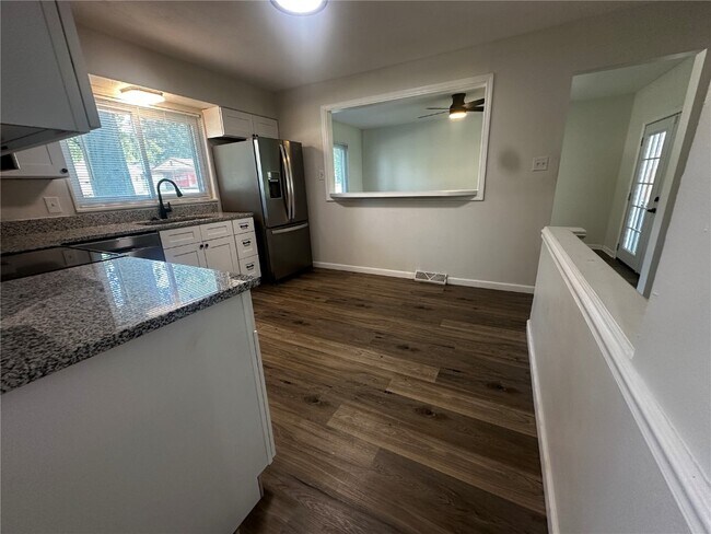 Foto del edificio - 6705 Lightwood Dr