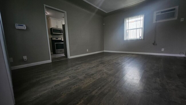 Building Photo - 812 N Fuller Ave